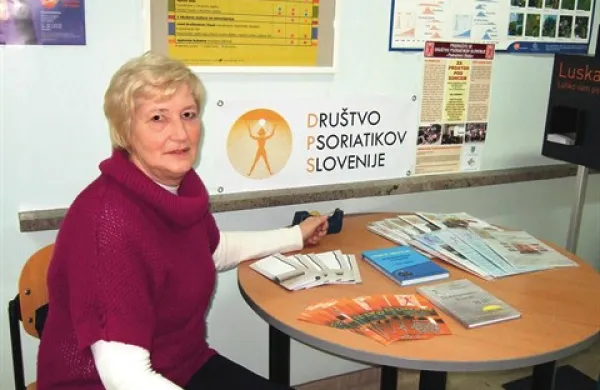 Marija Ažman, predsednica obalne podružnice slovenskega društva psoriatikov, je vsem, ki jih je  zanimalo, kaj je luskavica, razdelila zloženke in druga poljudna gradiva