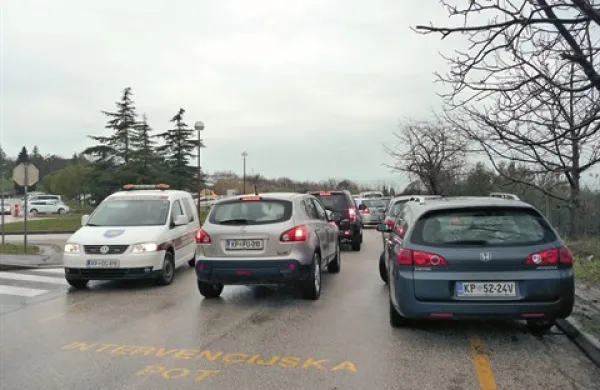 Največja zmeda je včeraj dopoldne  vladala na severni obvoznici, ki bi morarala biti prosta za dostop z intevencijskimi vozili