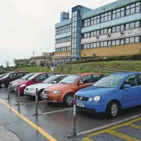V ospredju prvi del  parkirnih mest Srednje šole Izola,  v ozadju drugi del 