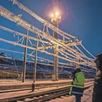 Trideset kilometrov električnega omrežja na progi med Borovnico in Pivko bo treba postaviti povsem na novo, to pa bo trajalo več mesecev. Na fotografiji: železniška postaja v Pivki.