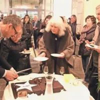 Praznovanje s slastno  “noro torto”, ki sta jo avtorsko pripravila Nada in Dragi Lazovski 