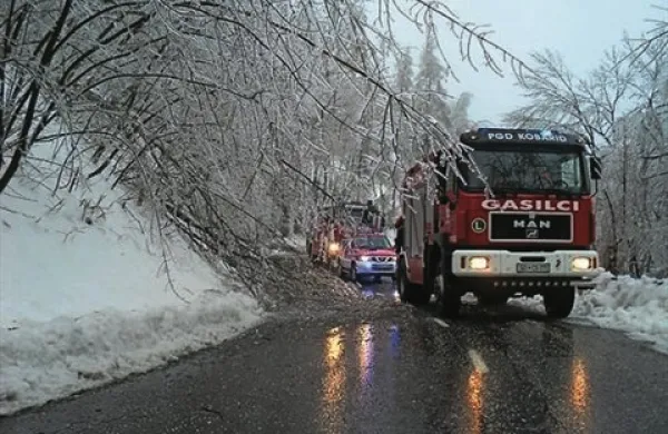 Po grobih ocenah  s terena je od petka do torka na terenu skupno sodelovalo 21.745 gasilcev s 3537 gasilskimi vozili