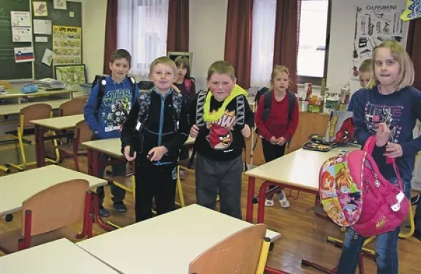 Kljub ledenemu oklepu včeraj v podružnični šoli Podkraj ni manjkal noben učenec 