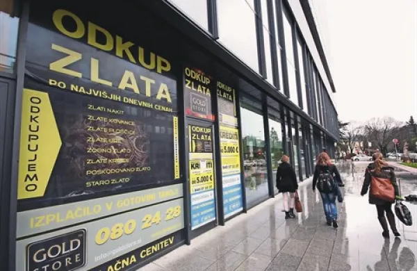 “Ugodna” posojila do 5000 evrov in odkup zlata so ponujali tudi v poslovalnici v Novi Gorici, ki  je trenutno zaprta, na vhodu pa ni nobenega obvestila 