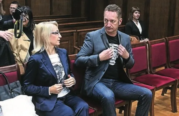 Tožilstvo koprskemu županu Borisu Popoviču v zvezi s prodajo občinskih parcel na Srminu očita zlorabo uradnega položaja ali pravic. Soobtoženo  direktorico koprske občinske uprave Sabino Mozetič obtožnica bremeni pomoči pri kaznivem dejanju.