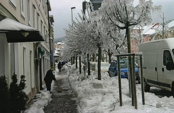 Na Postojnskem opozarjajo pred padajočimi kosi ledu