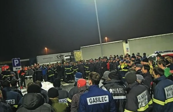 Z avtocestnega počivališča Grabonoš se je 215 pomurskih gasilcev zjutraj odpravilo na Notranjsko, kjer bodo pomagali odpravljati posledice ujme