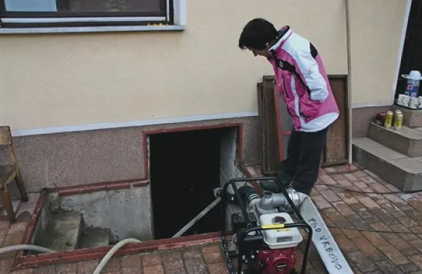 Voda je dodobra namočila kleti na Baču