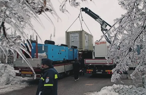  Največji agregat, ki so ga pripeljali v Postojno, je kar  1100 kilovaten. Napaja lahko štiri vasi. 