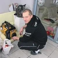 Matej Žnidaršič je na balkonu zagnal agregat, stanovanje pa ogreva s plinskim topom