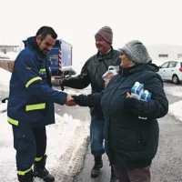 Tako so se v soseski Zeleni biser v Postojni zahvalili nemškim predstavnikom civilne zaščite, ki so včeraj dopoldne priključili agregat 