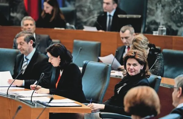 Gospodarska zbornica Slovenije (GZS) je ta mesec uvedla vladno redovalnico, v okviru katere bo mesečno ocenjevala dobre in slabe poteze vlade