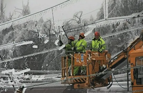 Čiščenje žleda na postojnski železniški postaji