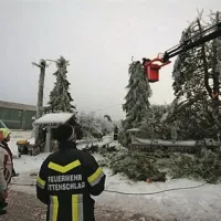 Brez elektrike 6900 odjemalcev, vremenski obeti niso spodbudni