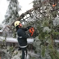 Brez elektrike 6900 odjemalcev, vremenski obeti niso spodbudni