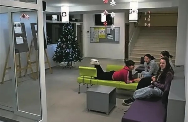V dijaškem domu Srednje šole Veno Pilon v Ajdovščini so ponudili dijakom šole, ki bivajo na območjih, ki so jih prizadele posledice žleda, in so doma na mrzlem, brez elektrike in vode, da koristijo brezplačno bivanje v domu