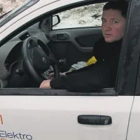ŽŽŽ ŽŽŽŽ: Ja, danes smo spet na tem daljnovodu, in ponavlja se, da le zagotovimo elektrikom potem pa   (naredi portret v 1 koloni od 5)