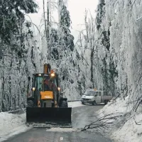 Ekipe cestnega podjetja se prebijajo  skozi razdejanje  v Hrušici, da bi ekipam Elektra Primorske  omogočile dostop do električnih vodov  