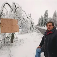  Hans Peterlich iz Postojne, ki je v stanovanju ostal brez ogrevanja in elektrike za kuhanje, je bil nadvse zadovoljen, da so domači taborniki vzpostavili krizni center za pomoč ljudem
