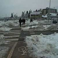 Mesto je še vedno v ledenem oklepu, ki se je danes zaradi nekoliko višjih temperatur vendarle začel počasi taliti