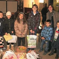Danes so se v avli Primorskih novic s kupom hrane oglasili tudi mladi člani Akademskega kulturno-umetniškega društva Kolo iz Kopra