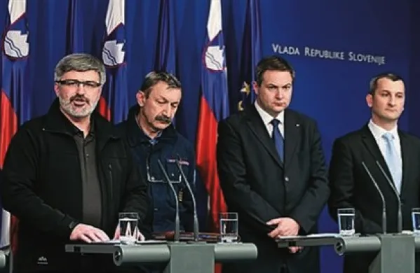 Minister za obrambo Roman Jakič, poveljnik civilne zaščite Srečko Šestan, minister za kmetijstvo in okolje Dejan Židan in minister za infrastrukturo in prostor Samo Omerzel (z leve)  na novinarski konferenci po seji vlade