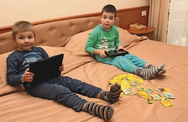 Tako se na toplem v Hotelu Lipica grejeta Nick in Tim Hočevar