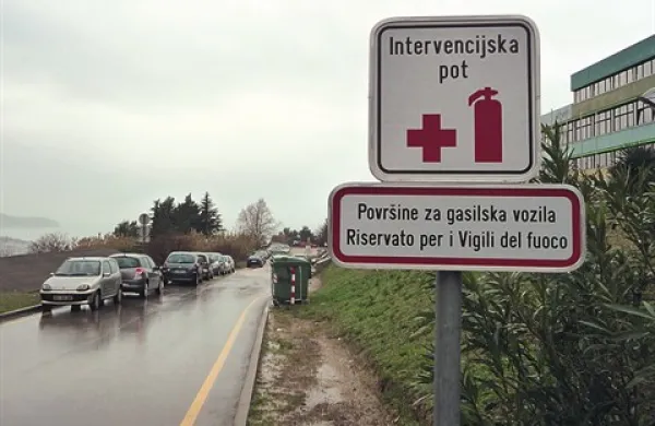 Intervencijska pot je zaparkirana tudi na južni obvoznici - dostopu do obeh šol in transfuzijske dejavnosti, ki ga mora  bolnišnica še  urediti, a najprej bo   dokončala   parkirišča za zaposlene