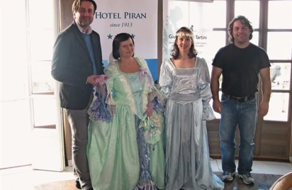 Piranska delegacija, ki se bo družila s Casanovo in beneškemu angelu podarila sol (od leve) Dragan Klarica, Daniela Sorgo, Dora Kovač in Mojmir Kovač