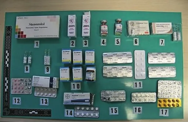 Pri pregledu avtovleke so našli vrečko, v kateri je bilo 226 različnih steroidov in anabolikov ter 57 mililitrov snovi, prepovedane v športu