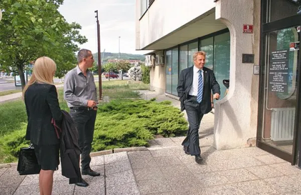 Deanu Juriču (levo z odvetnico) je v pravdi zaradi spornih zapisov na spletni strani Srečka Prijatelja dalo prav tudi višje sodišče 