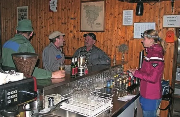 Natakarica je delo opravljaja s svetilko na glavi, druga  svetilka je na točilnem pultu 