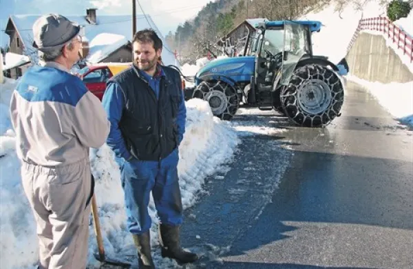 Domačini v Otaležu so včeraj sami poprijeli za lopate 