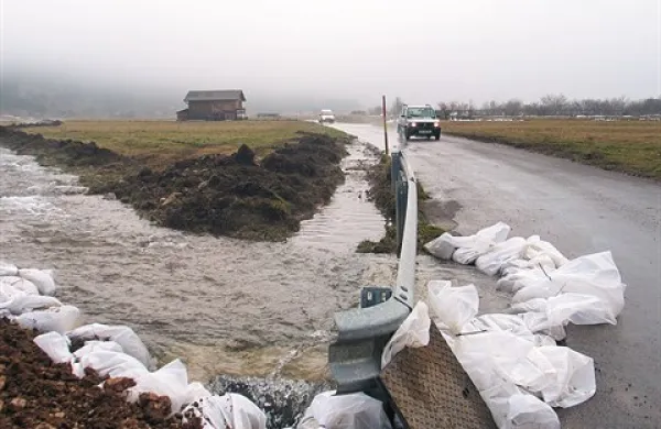 S kanali in vrečami na Baču preusmerjajo vodo, da povzroča čim manj škode