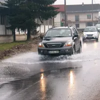 Na Baču voda še vedno preliva glavno cesto in zaliva kleti