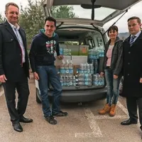 Akcijo je podprla tudi Mestna občina Koper. Na fotografiji župan Boris Popovič s pobudniki akcije Rokom Hladnikom s Primorskih novic ter Mitjo Čehovinom in Jano Pogačnik z Radio Capris 