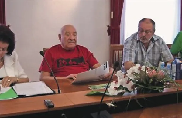 Ekipa, ki že 35 let pripravlja Kogojeve dneve: poslovna tajnica Ljudmila Zimic, umetniški vodja Anton Nanut ter (prvi z desne) predsednik sveta festivala Peter Blažej. Ob njih kanalski župan Andrej Maffi.