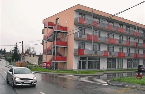 Nesojeni Socialni center Vrtojba že dve leti in pol sameva, nad njim visijo milijonske izvršbe, obveznosti se kopičijo, zavod je brez direktorja ... 