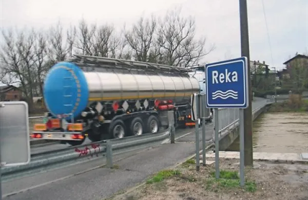 Cisterne z nevarnimi snovmi dvakrat prečkajo reko Reko, na mostu pri Kosezah in pri Rečici (na fotografiji)