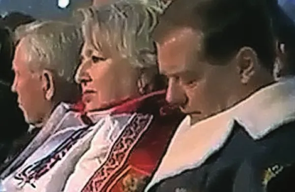 Ruski premier Dmitrij Medvedjev je med petkovo otvoritveno slovesnostjo olimpijskih iger v Sočiju zadremal