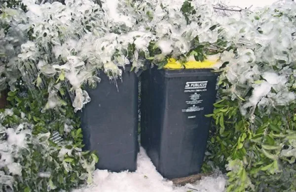 Večine posod za smeti zaradi ledu ni mogoče odpreti