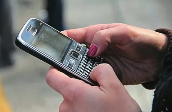 Mobilni operaterji in ponudniki internetnih storitev še vedno ocenjujejo škodo po ledeni ujmi, zato konkretnih številk še nimajo.  Večina jih govori o možnosti, da bi  znižali  zneske na mesečnih položnicah uporabnikom, ki dlje časa niso mogli