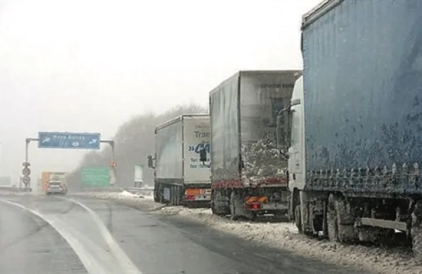 Zaradi vremenske ujme, ki je v minulih dneh prizadela Slovenijo, ohromila železniški promet in v Luki Koper povzročila veliko težav s kopičenjem tovora, na avtocestah ta vikend ne bodo veljale običajne omejitve za tovorni prome