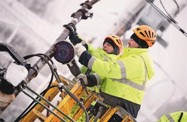 Na Postojnskem naj bi bilo brez električne energije  še približno  980 odjemalcev