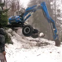 Gasilci, delavci Elektra Primorska in njihovi sodelavci, cestarji in njihovi pomočniki ter še katera služba so na    terenu  po 12, 13 ali  14 ur na dan