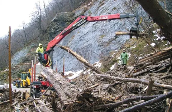 Gmota zemlje in vejevja je zasula cesto, ki je bila zvečer že enosmerno prevozna