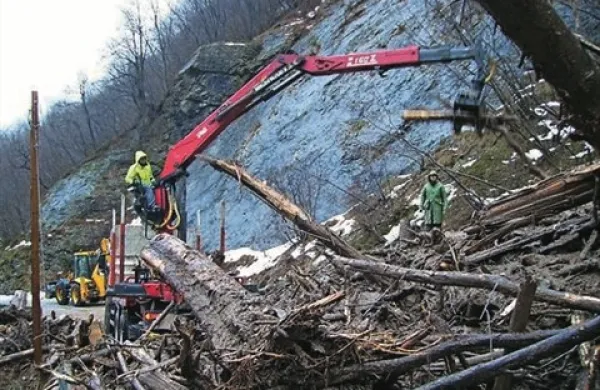 Danes dopoldne je zemeljski plaz zasul odsek ceste Koritnica-Hudajužna