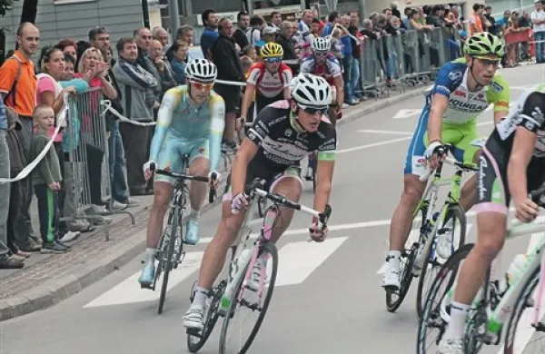 Borut Božič (levo) in Kristijan Koren (desno) vrtita pedala na dirki po Katarju