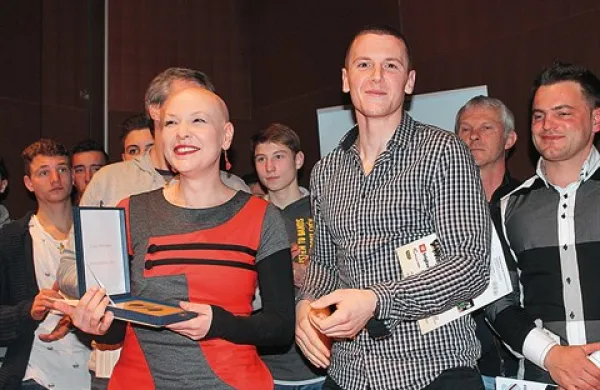 Najboljši na Goriškem (od leve): Lucija Mlinarič, Jan Softić in mladinci ND Mladi nogometaš (desno trener Iztok Kavčič)