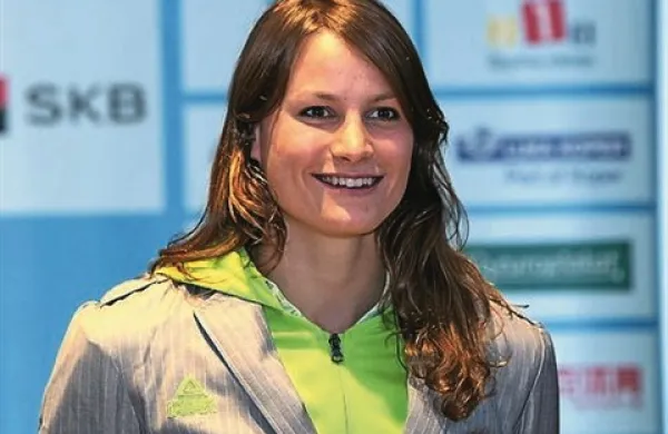 Na pisanje srbskih in slovenskih medijev o želji Sara Isaković, da bi v bodoče plavala za Srbijo, se je za Slovensko tiskovno agencijo odzvala plavalka sama in povedala, da o menjavi reprezentance ne razmišlja